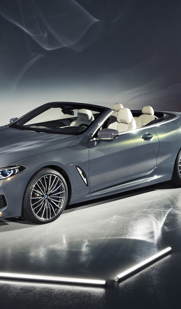 Серебристый кабриолет BMW M850i XDrive Cabrio 2018 в студии