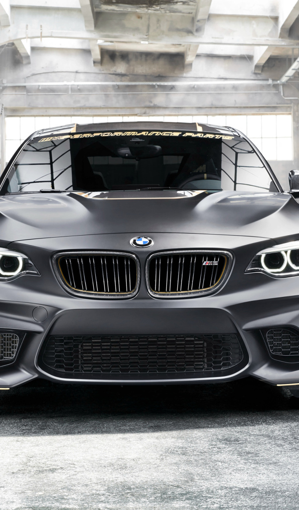 Серебристый автомобиль BMW M2 M, 2018 вид спереди