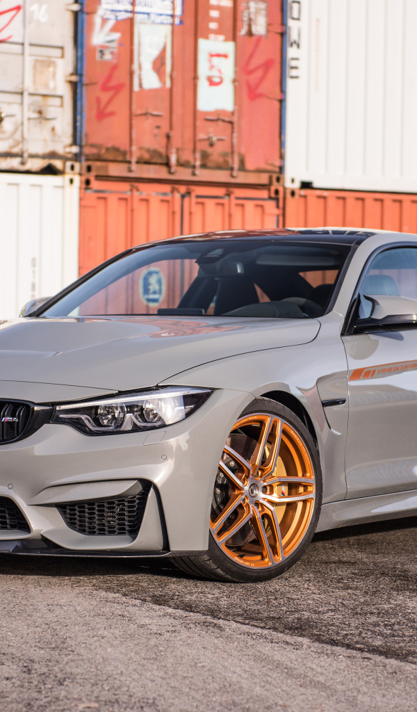 Серебристый автомобиль BMW M4 CS 2018