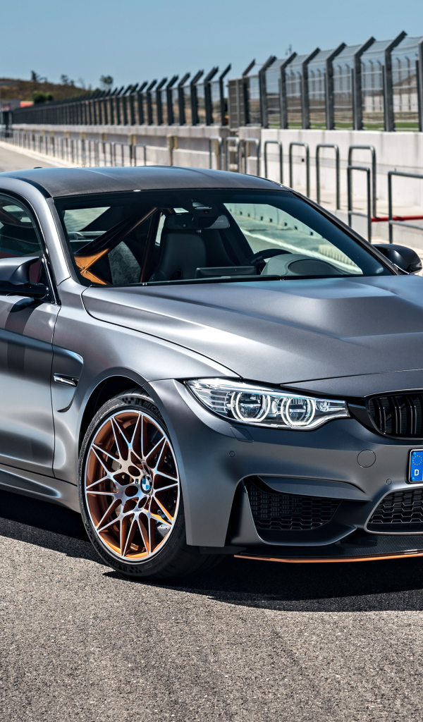 Серебристый автомобиль BMW M4 GTS