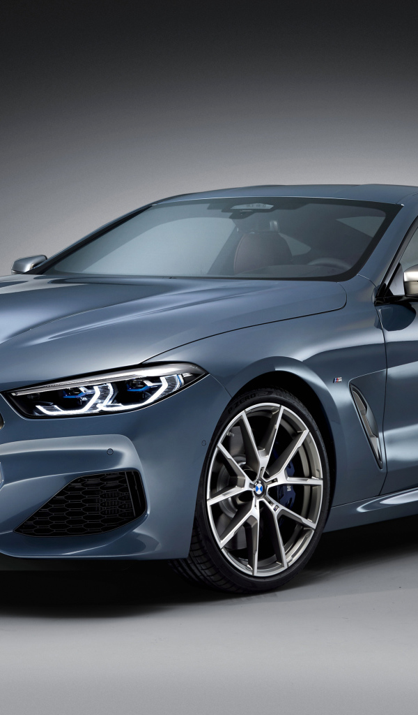 Серебристый автомобиль BMW M850i, 2018 на сером фоне