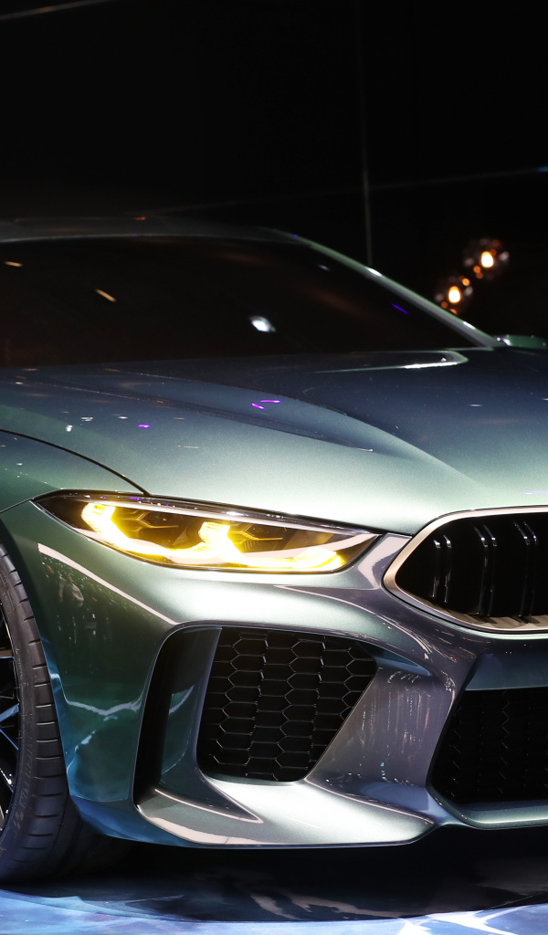 Серебристый автомобиль BMW M8 Gran Coupe в салоне