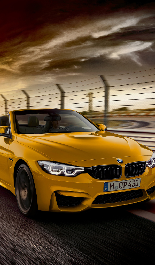 Желтый быстрый автомобиль кабриолет Bmw M4 Cabriolet 2018