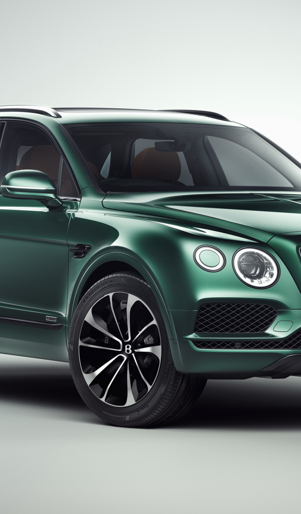 Зеленый автомобиль Bentley Bentayga 2018 года на сером фоне