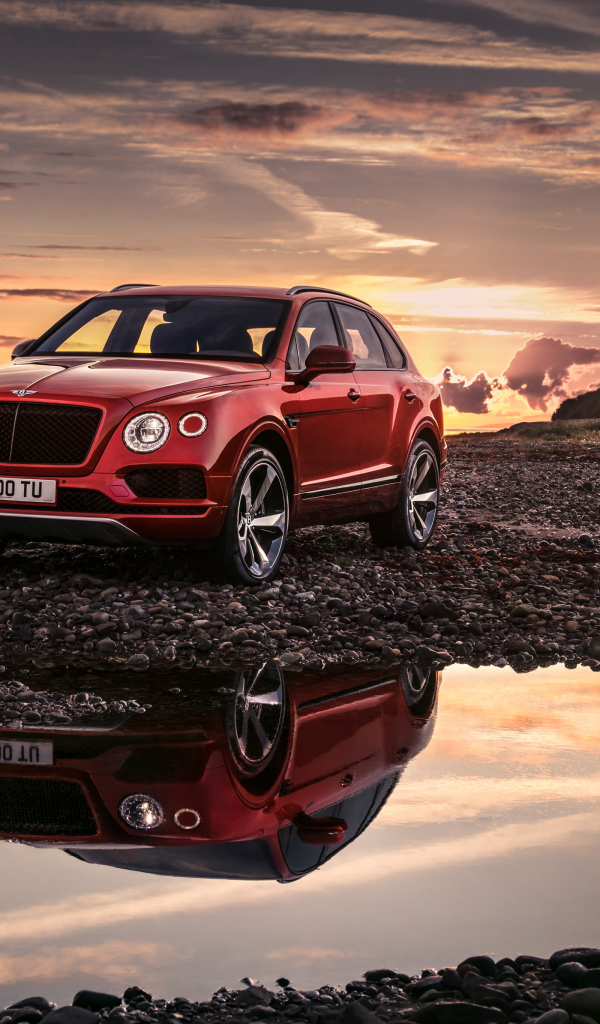 Новый красный автомобиль Bentley Bentayga V8, 2018 отражается в воде