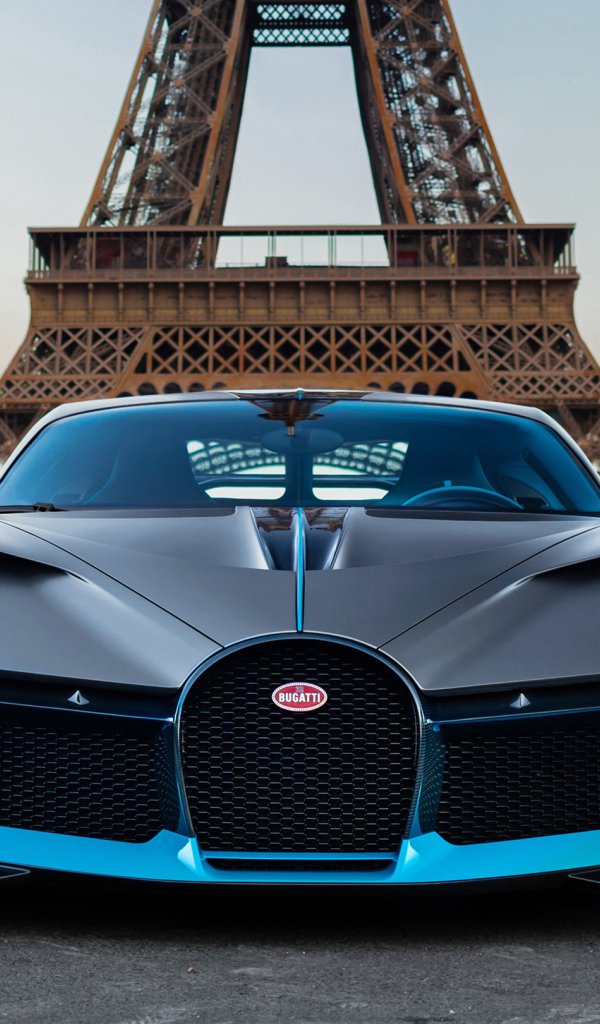 Автомобиль Bugatti Divo на фоне Эйфелевой башни в Париже