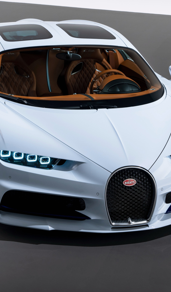 Дорогой белый автомобиль Bugatti Chiron