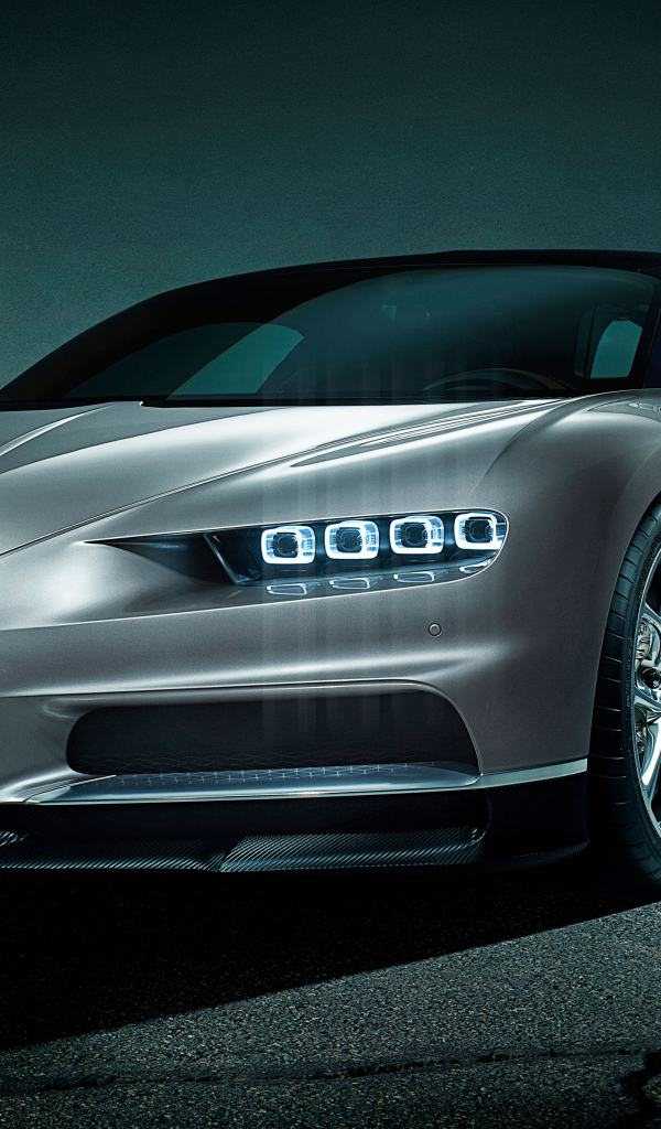 Серебристый быстрый автомобиль Bugatti Chiron, 2018