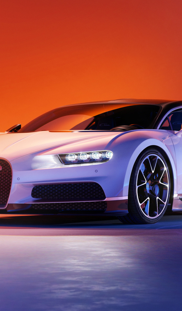 Серебристый дорогой автомобиль Bugatti Chiron