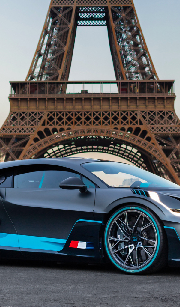 Спортивный автомобиль Bugatti Divo  на фоне Эйфелевой башни