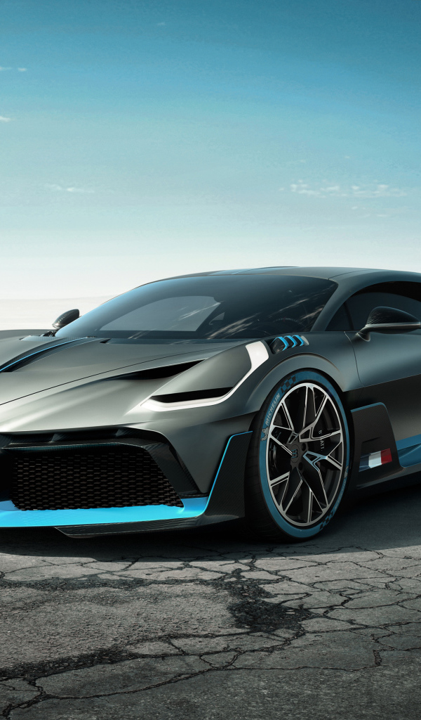 Суперкар Bugatti Divo, 2019 года на фоне голубого неба