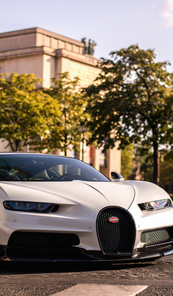 Белый автомобиль Bugatti Chiron, 2018 на дороге в городе