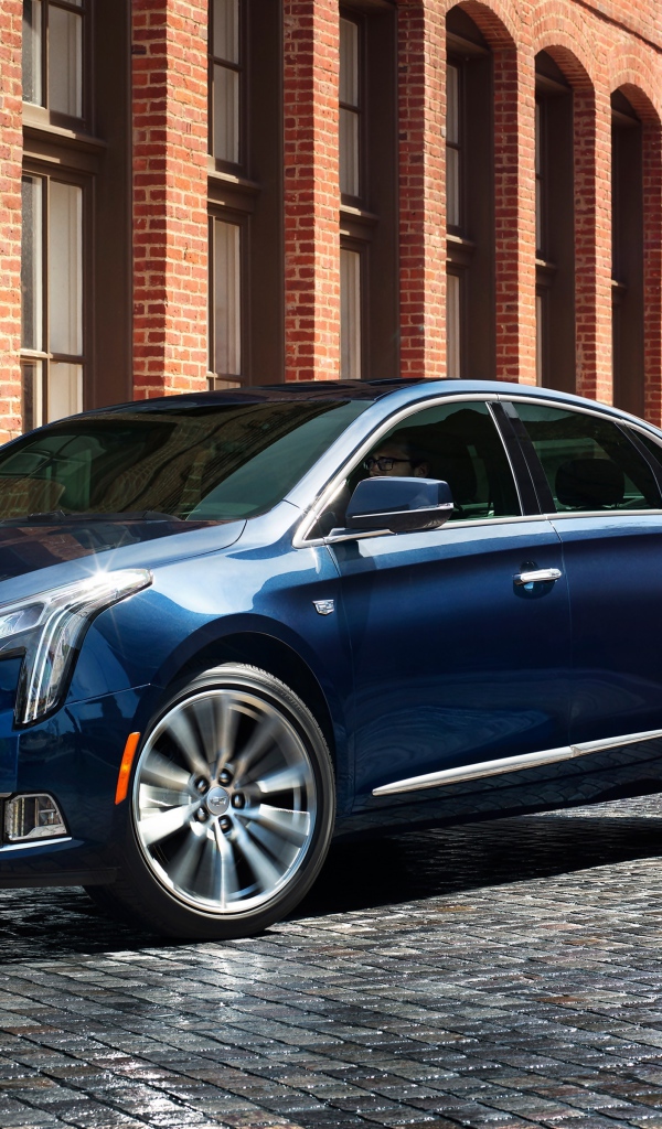 Синий стильный автомобиль Cadillac XTS, 2017