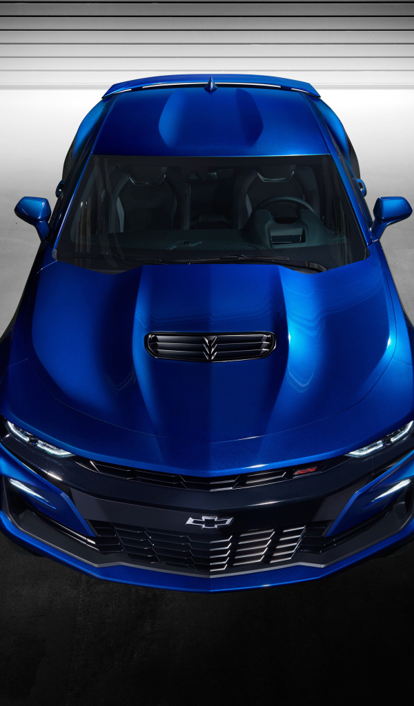 Синий автомобиль Chevrolet Camaro SS, 2018 года