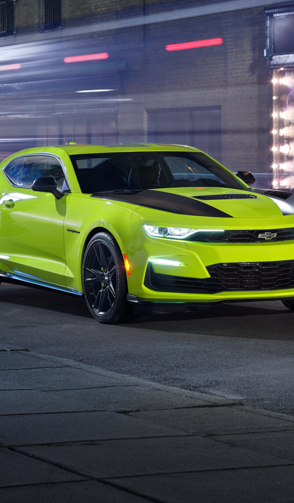 Салатовый автомобиль Chevrolet Camaro SS Shock