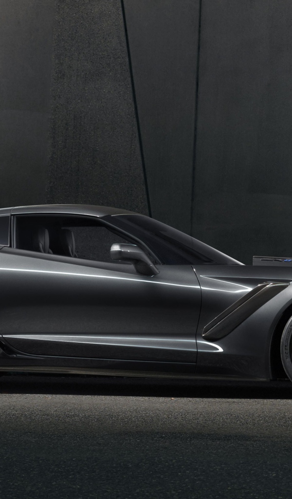 Серебристый автомобиль Corvette ZR1, 2019 вид сбоку