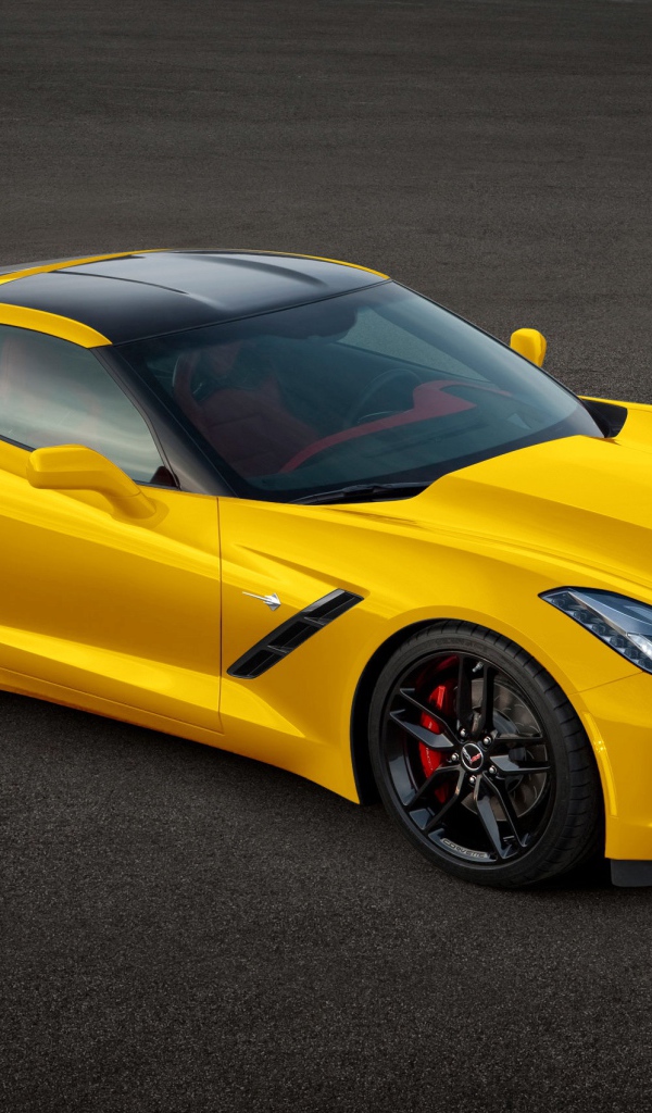 Желтый спортивный автомобиль Chevrolet Corvette