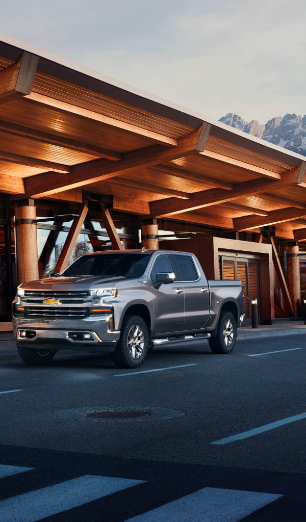 Серебристый пикап Chevrolet Silverado LTZ, 2018