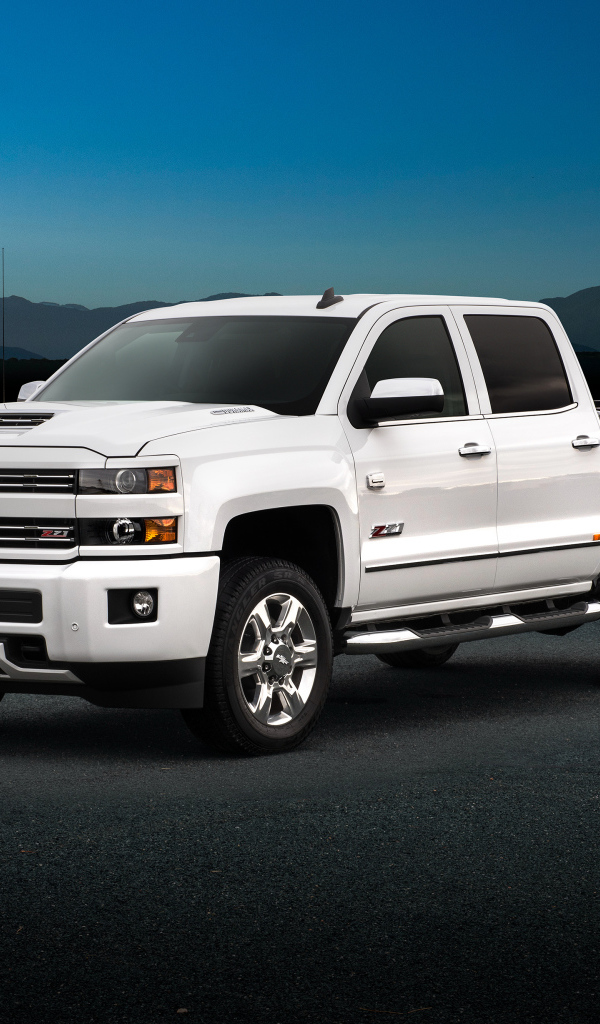 Белый пикап Chevrolet Silverado 2500, 2018 года