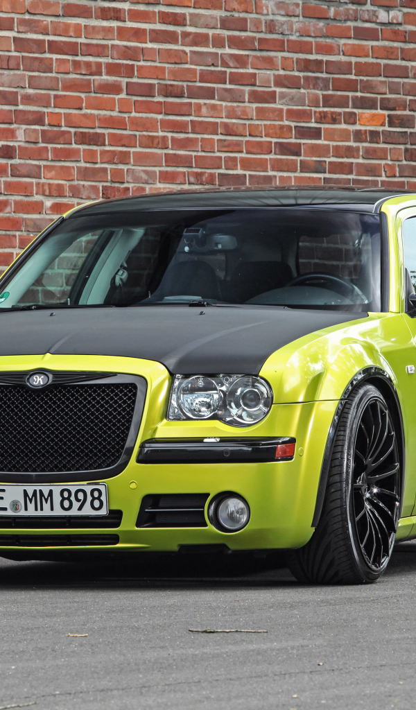 Стильный дорогой автомобиль Chrysler 300C SRT