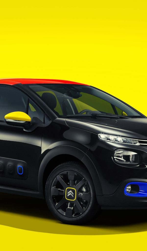 Черный автомобиль Citroen C3 JCC на желтом фоне