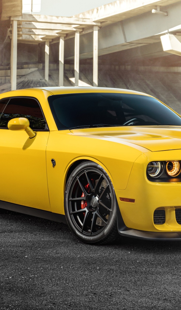 Оранжевый автомобиль Dodge SRT Hellcat