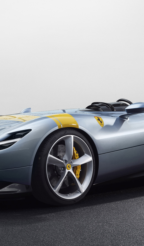 Красивый серебристый спортивный автомобиль Ferrari Monza SP1 2019 года