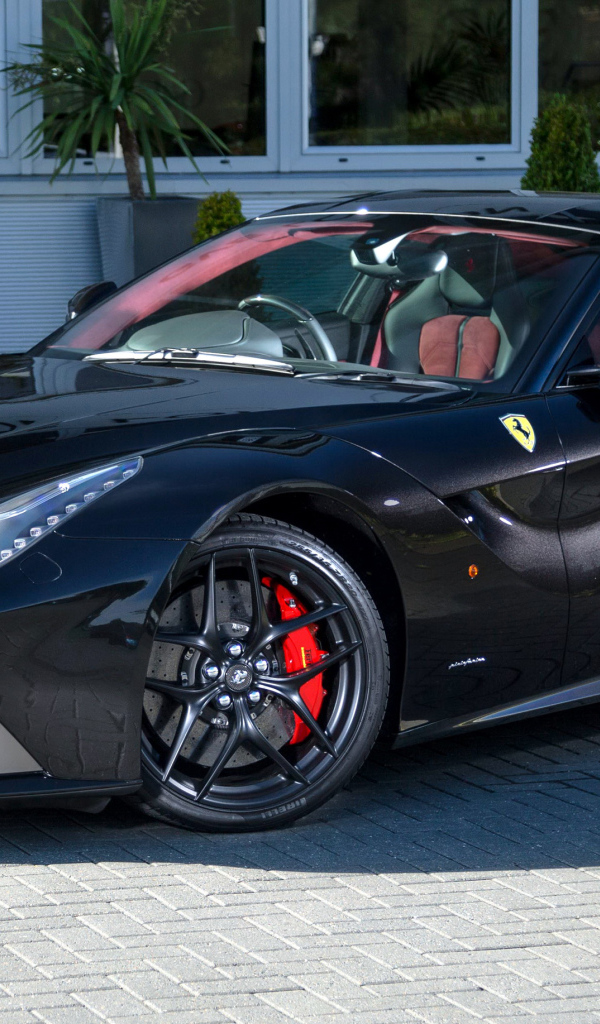 Черный спортивный автомобиль Ferrari F12 berlinetta