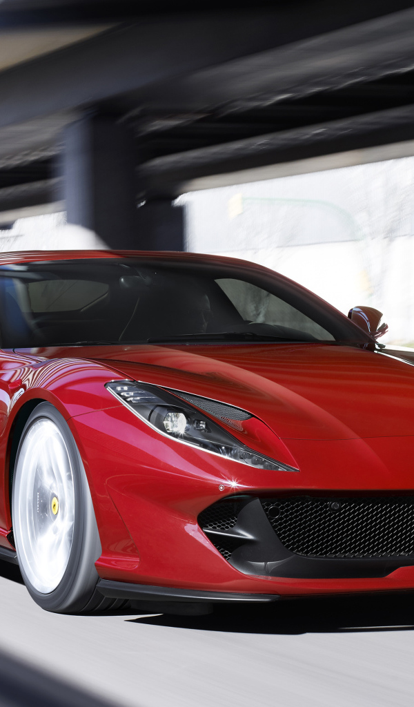 Красный быстрый автомобиль Ferrari 812 Superfast 2018 