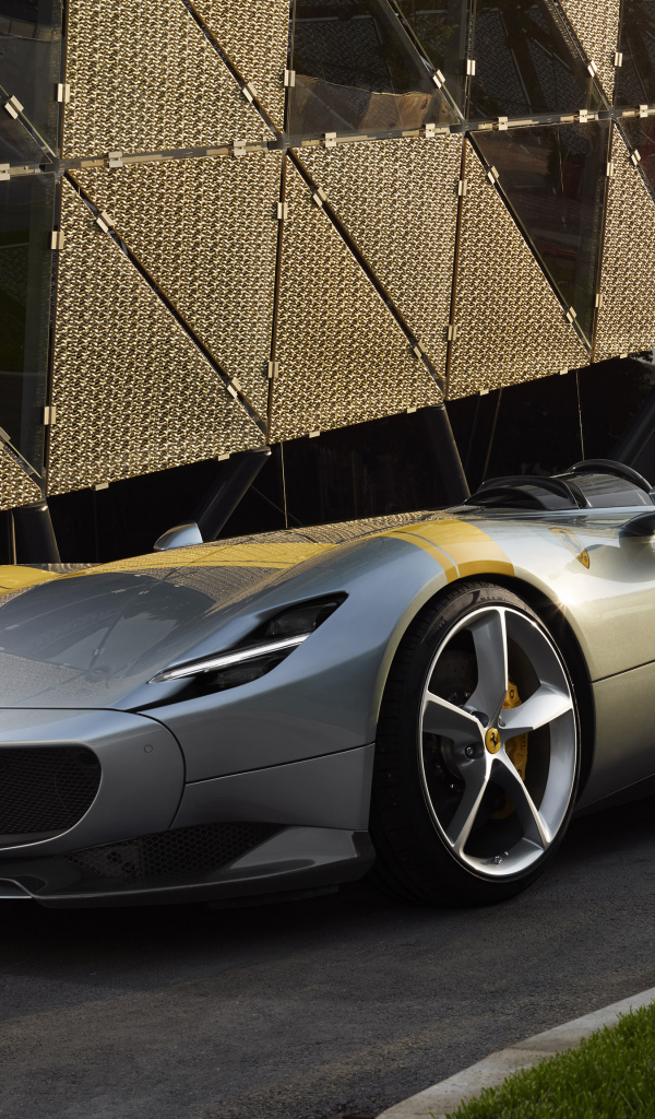 Серебристый автомобиль Ferrari Monza SP1