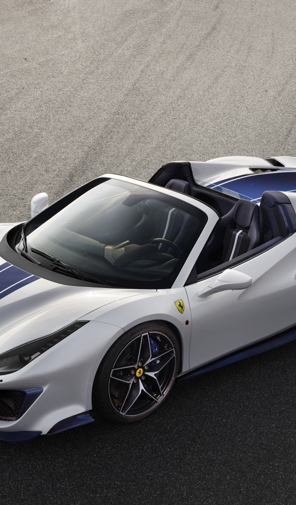 Спортивный автомобиль Ferrari 488 Pista Spider, 2018 вид сверху