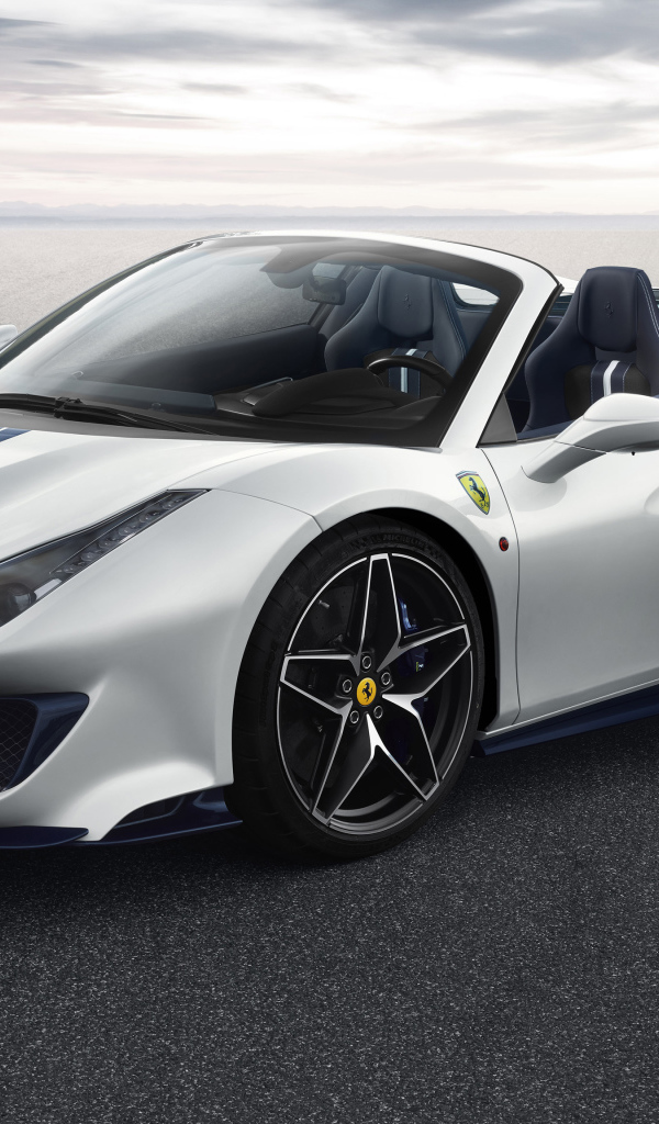Белый автомобиль кабриолет Ferrari 488 Pista Spider