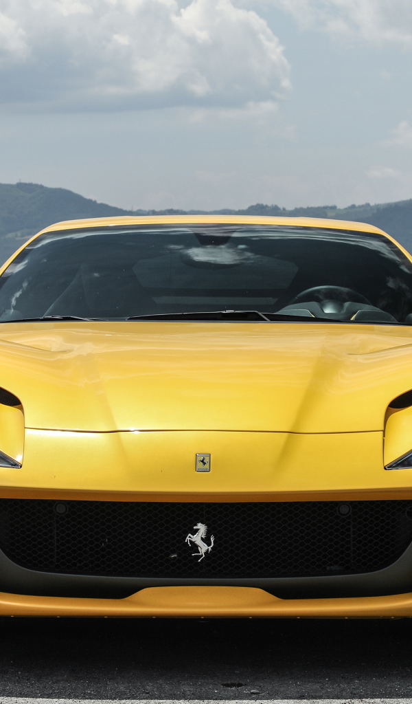 Желтый дорогой автомобиль Ferrari 812 Superfast 2018