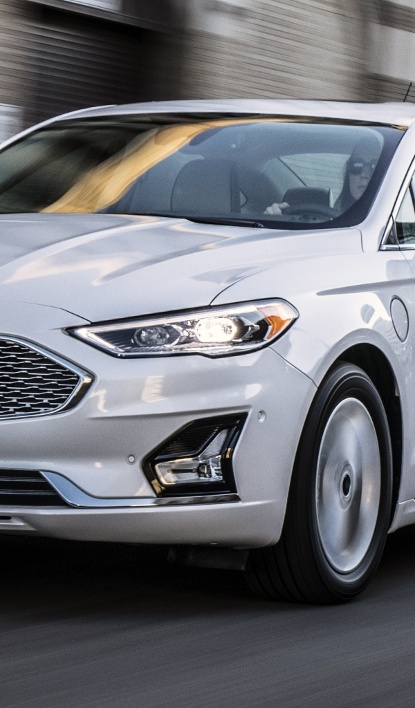 Новый белый автомобиль Ford Reveals 2019 года в городе