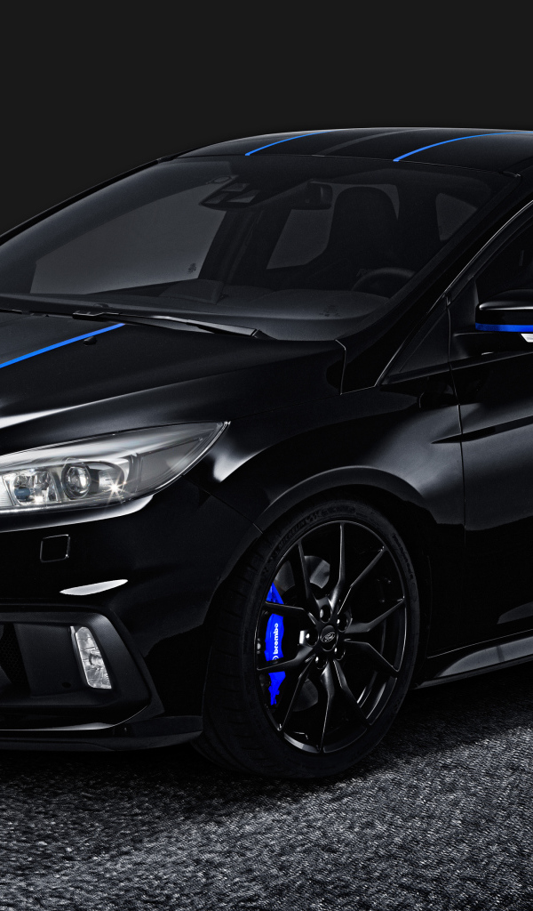Черный автомобиль Ford Focus RS, 2018 на сером фоне