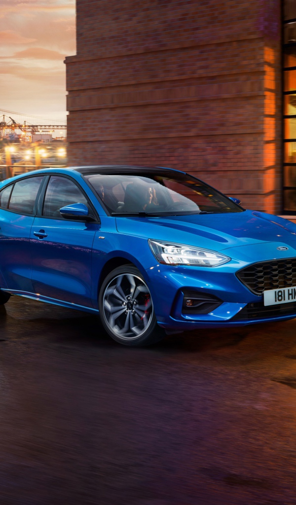 Синий компактный автомобиль Ford Focus