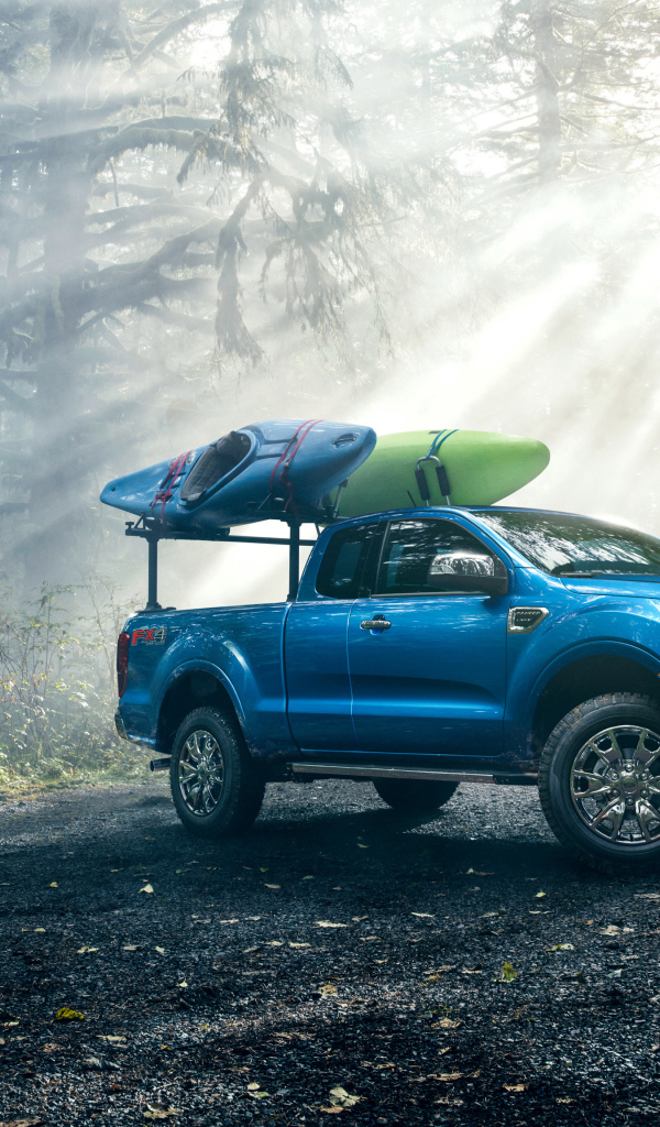 Синий пикап Ford Ranger FX4 Lariat, 2019 года в лесу 