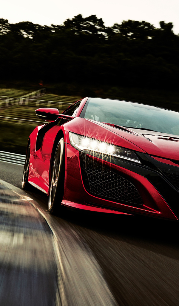 Красный автомобиль Honda NSX на трассе