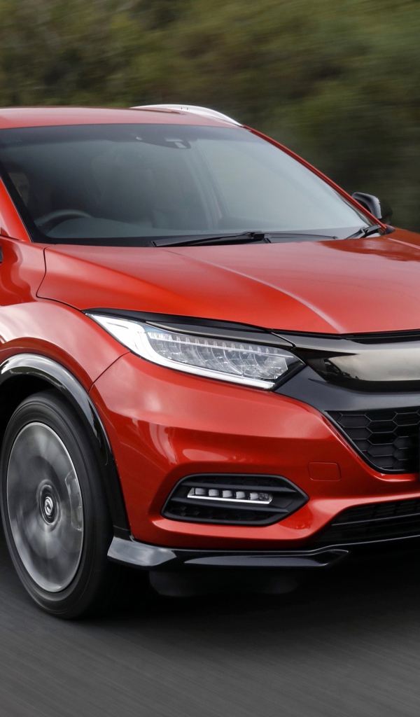 Красный автомобиль Honda HR-V RS 2019 года на трассе