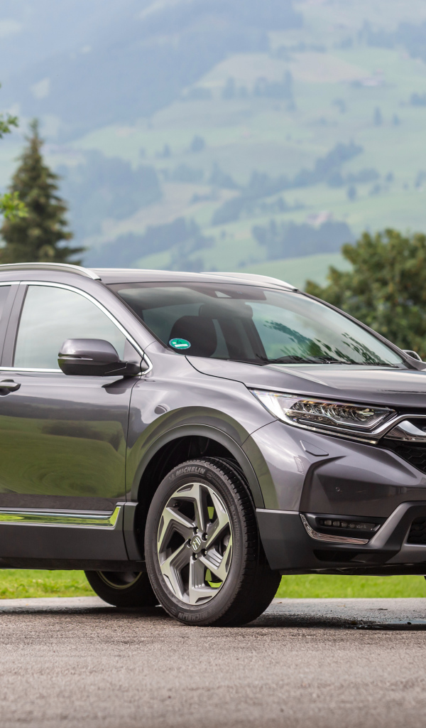 Серебристый внедорожник Honda  CR-V, 2018 года