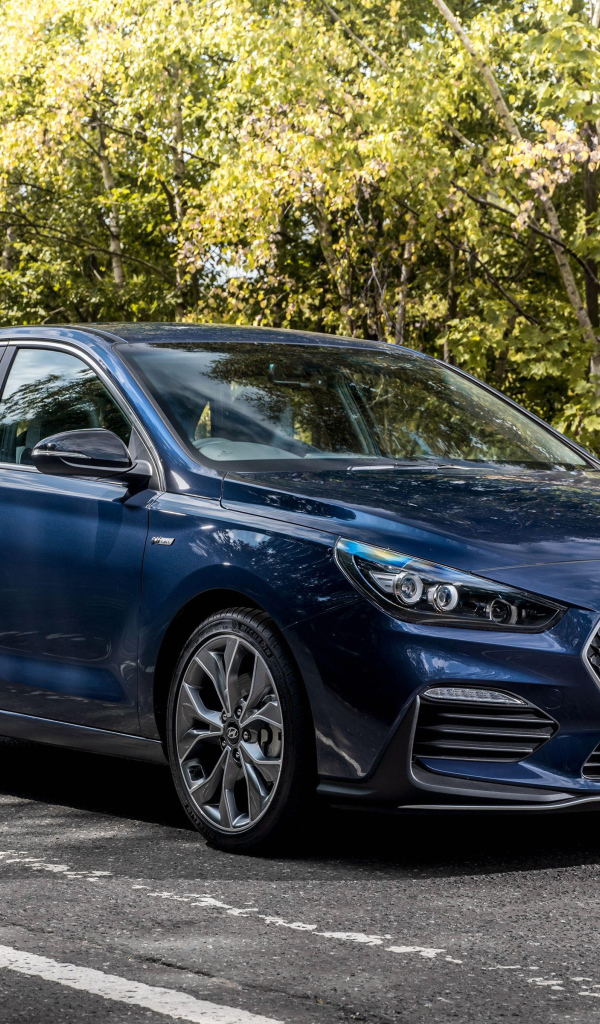 Синий автомобиль Hyundai i30 N Line 2018 года