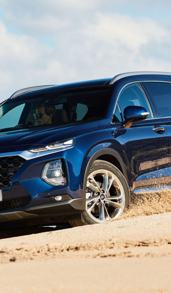 Черный внедорожник Hyundai Santa Fe, 2018 года на песке 