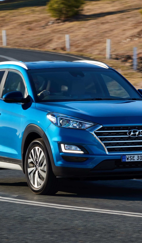 Синий внедорожник Hyundai Tucson 2019 года на трассе