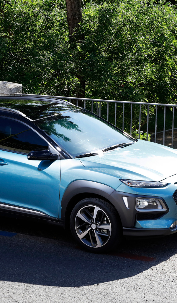 Голубой внедорожник Hyundai Kona