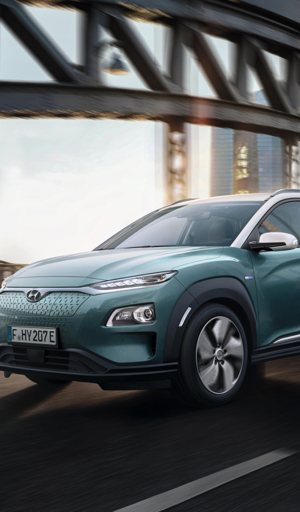 Электрический внедорожник Hyundai Kona, 2018 на трассе