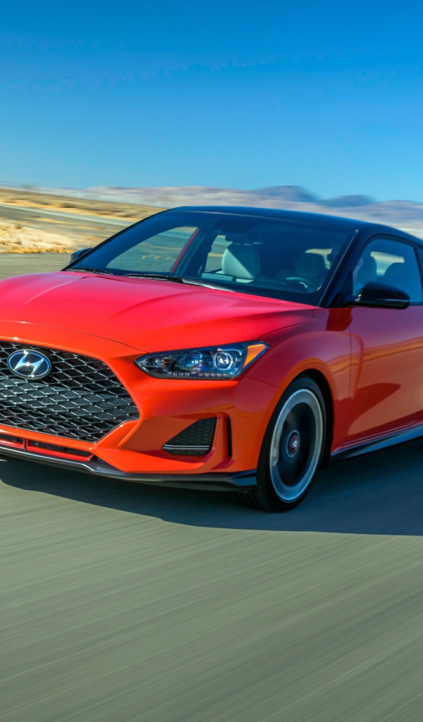 Красный автомобиль Hyundai Veloster Turbo, 2019 на трассе