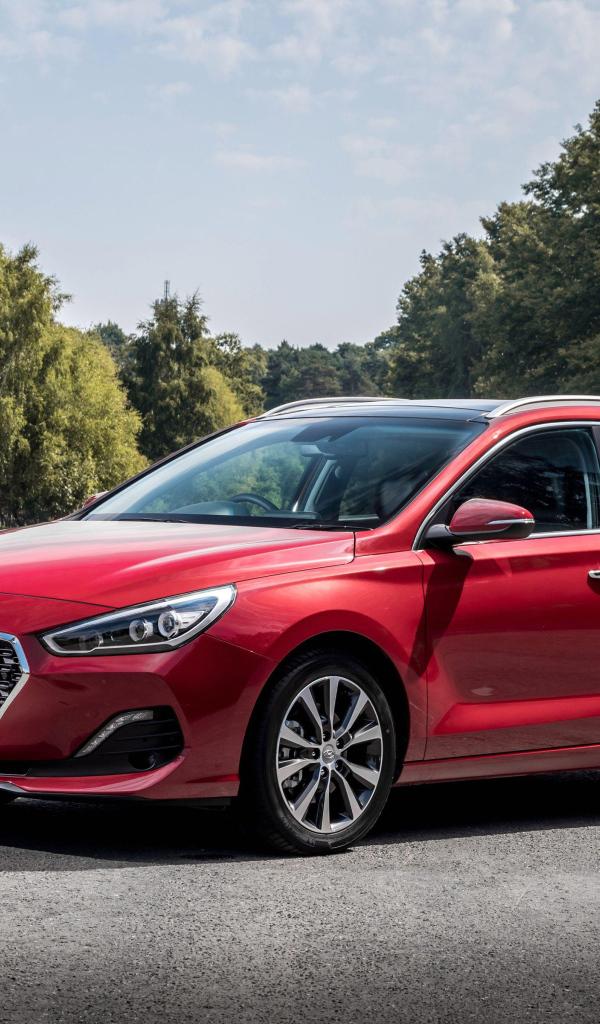 Красный автомобиль Hyundai i30 Tourer, 2018 года