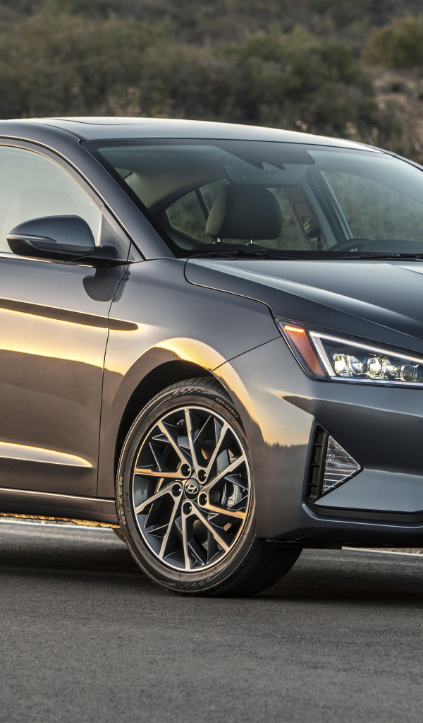 Серебристый автомобиль Hyundai Elantra, 2019