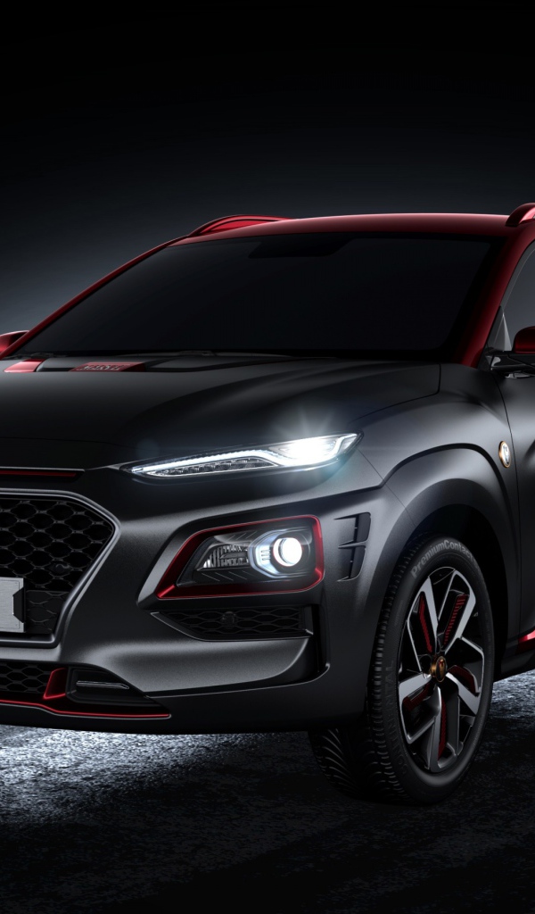 Стильный новый автомобиль Hyundai Kona, 2019 года с включенными фарами 