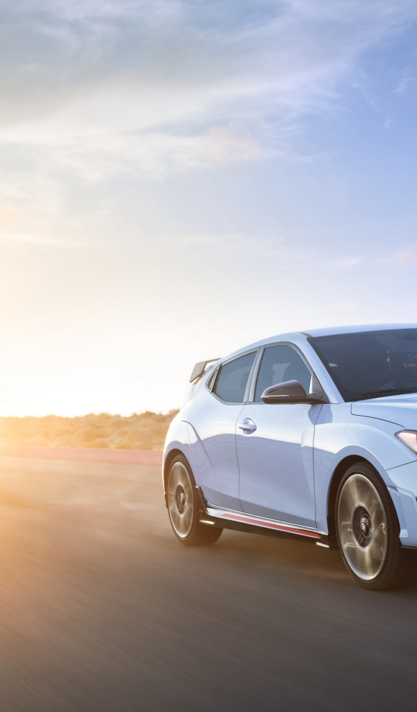 Белый автомобиль Hyundai Veloster N 2, 2019 на фоне солнца